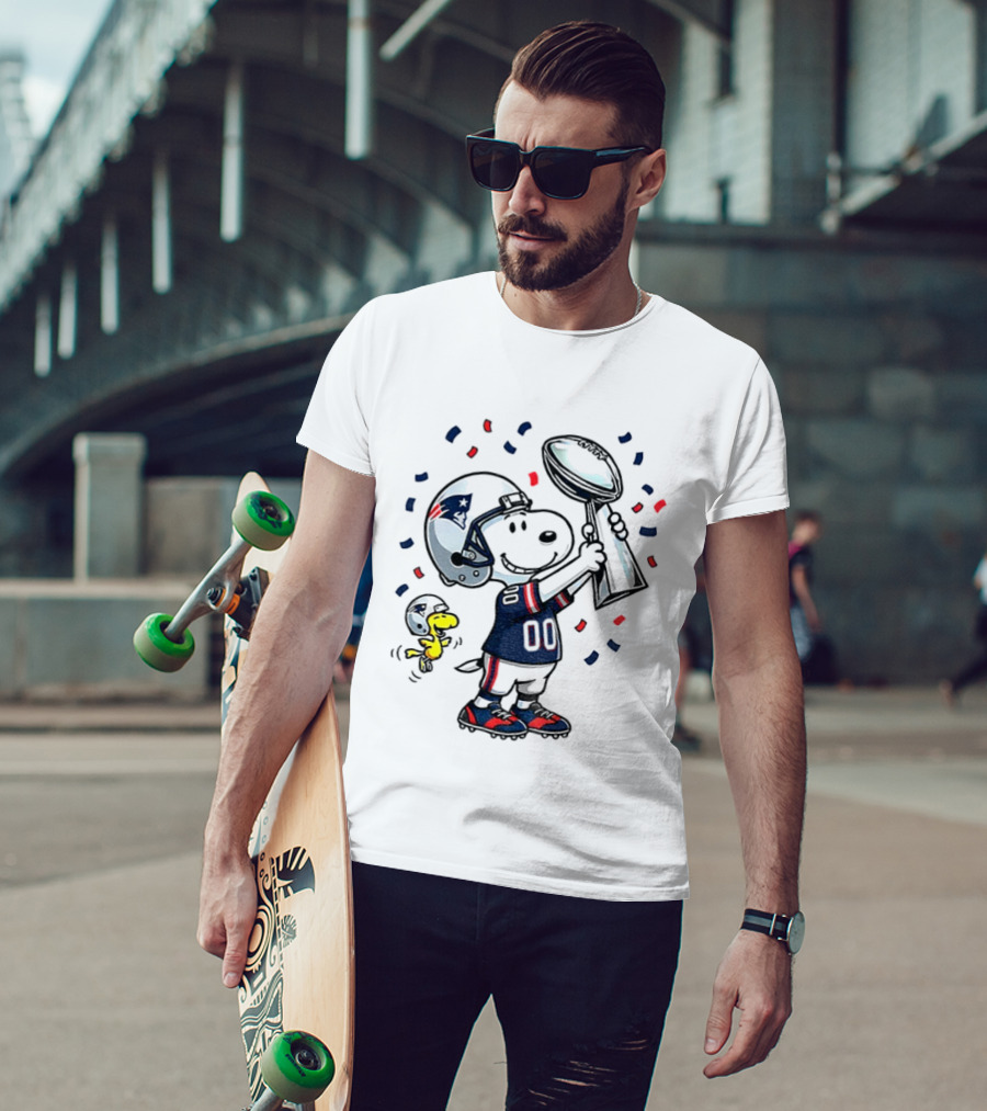 Snoopy Woodstock NFL New England Patriots Football Super Bowl Fun T-Shirt