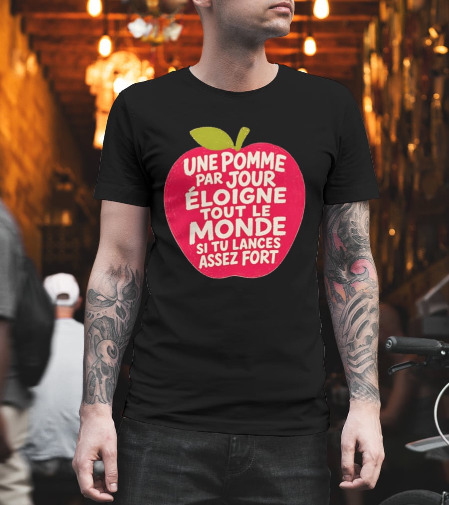 Une Pomme Par Jour Éloigne Tout Le Monde Si Tu Lances Assez Fort Humor Phrase T-Shirt