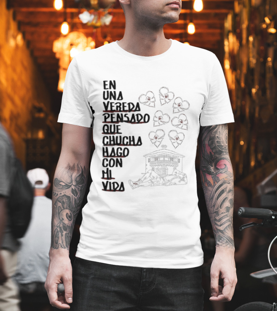 En Una Vereda Pensado Que Chucha Hago Con Mi Vida Corazones Casa Ilustración T-Shirt