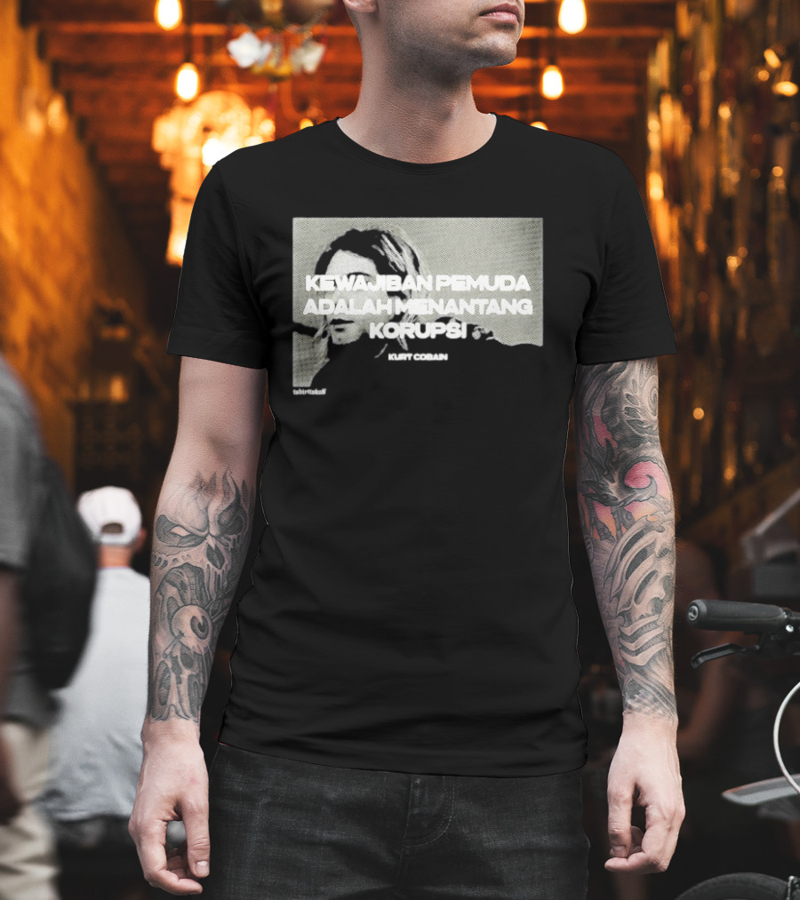 Kurt Cobain Kewajiban Pemuda Adalah Menantang Korupsi T-Shirt