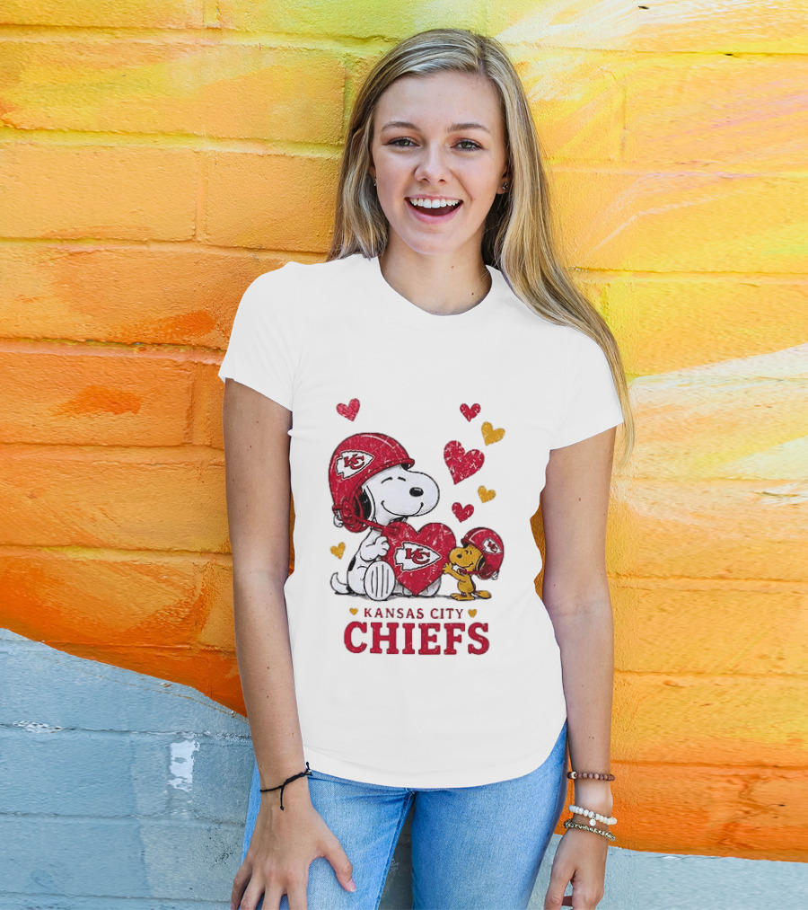 Kansas City Chiefs Peanuts Snoopy Hearts And Laughter T-Shirt