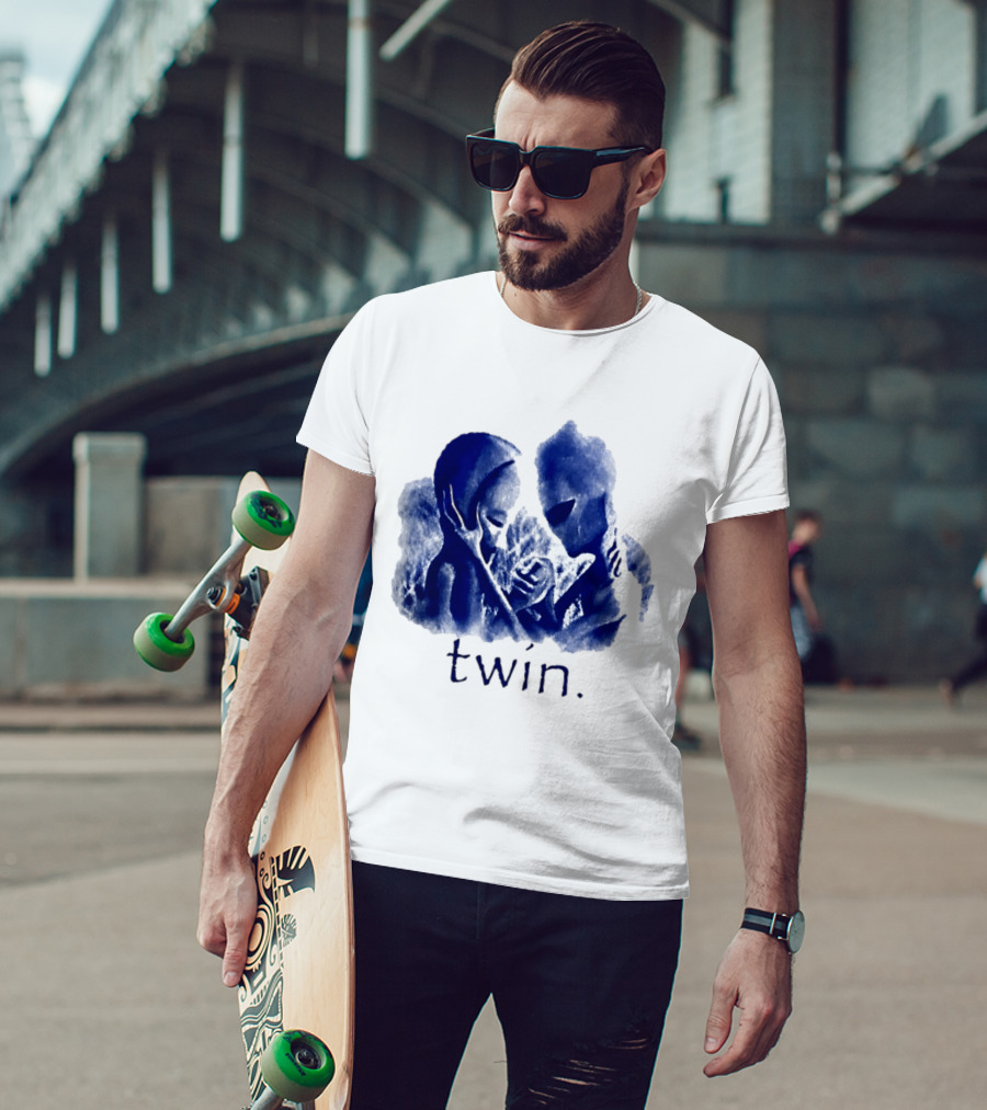 Twin Alien Extraterrestrial Sci Fi Embrace T-Shirt