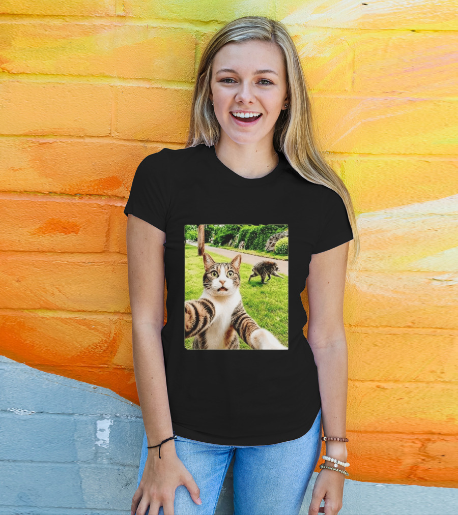 Shocked Face Tabby Cat Taking Selfie With Running Raccoon On Lawn Road T-Shirt