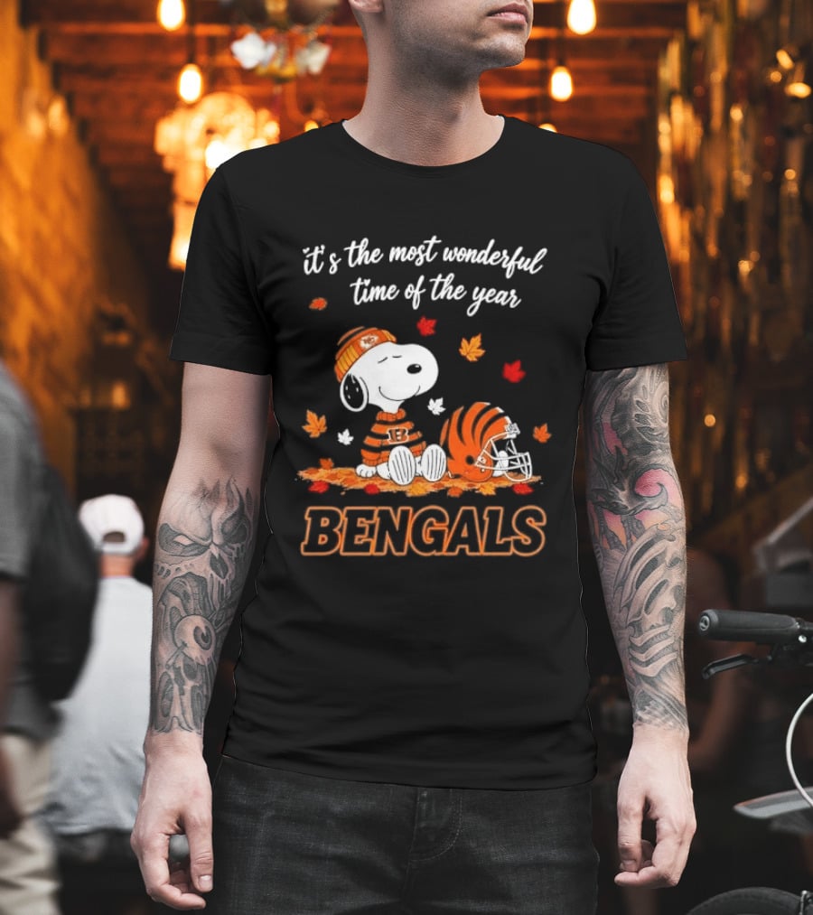 It's The Most Wonderful Time Of The Year Snoopy Bengals Leaves Helmet T-Shirt