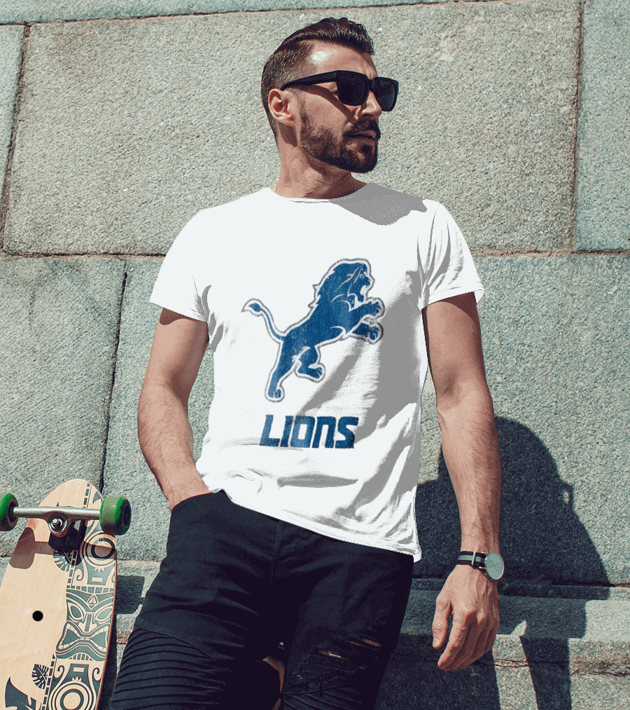Detroit Lions Distressed Blue Leaping Lion Vintage Team Spirit T-Shirt