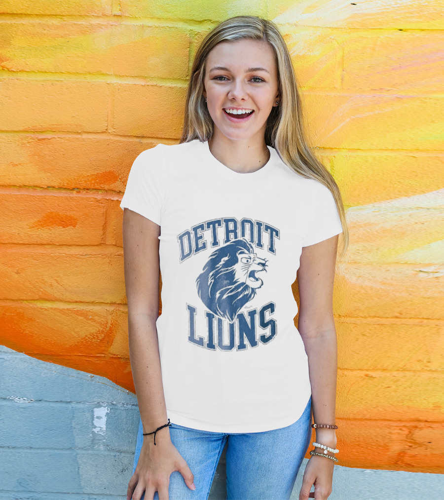 Detroit Lions Distressed Roaring Lion Head Varsity T-Shirt