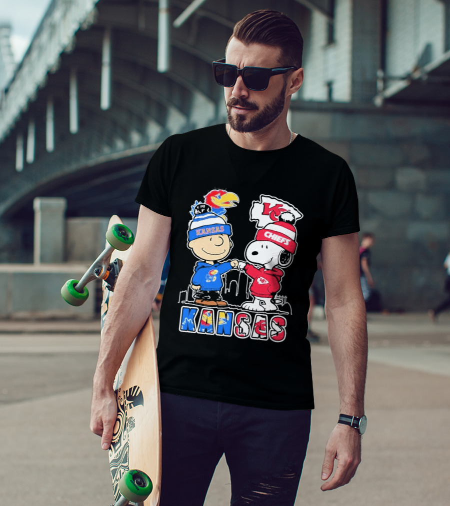 Kansas Jayhawks Kansas City Chiefs Peanuts Christmas 2025 Snoopy And Woodstock Fist Bump T-Shirt