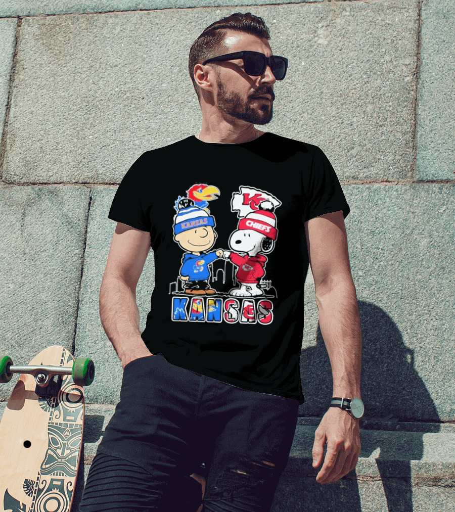 Kansas Jayhawks Kansas City Chiefs Peanuts Christmas 2025 Snoopy And Woodstock Fist Bump T-Shirt
