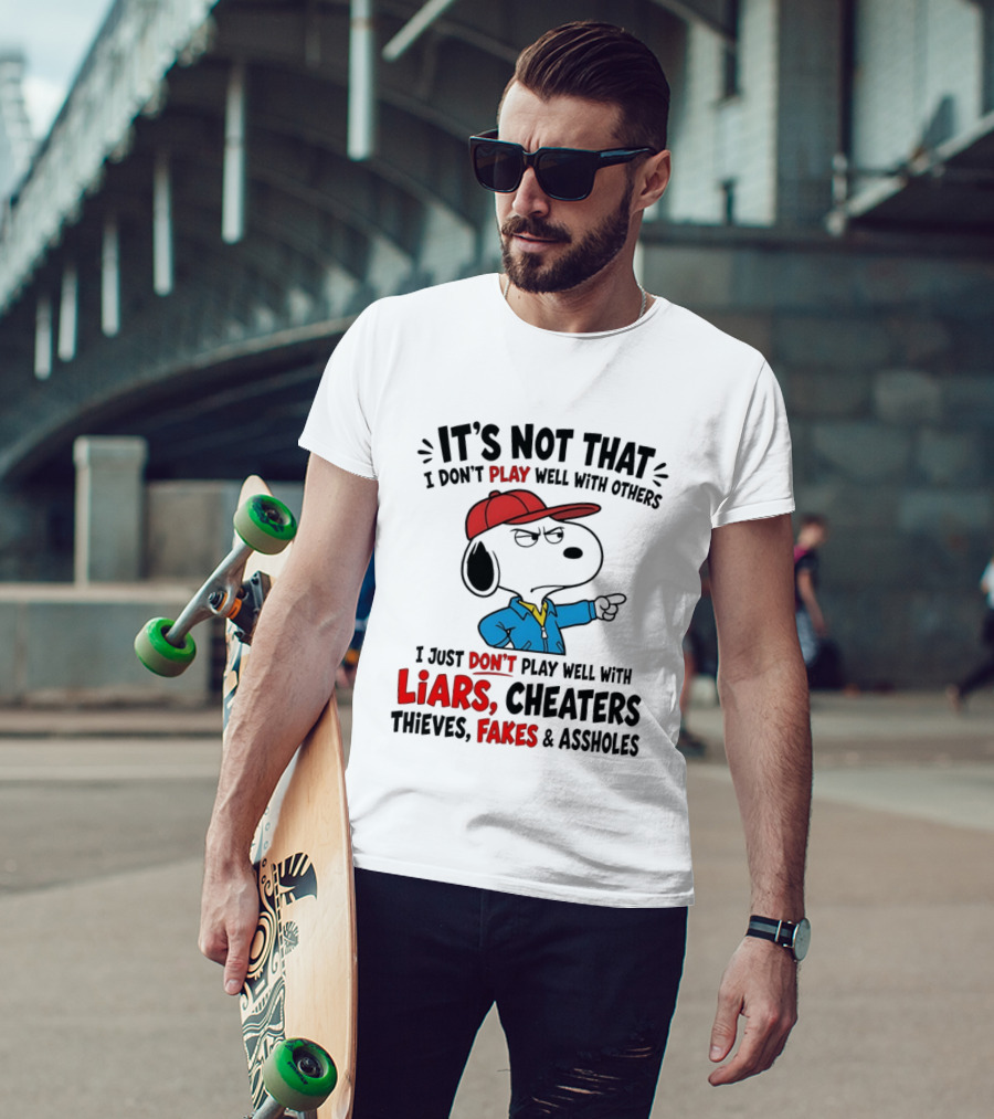 Snoopy It's Not That I Don't Play Well With Others I Just Don't Play Well With Liars Cheaters Thieves Fakes T-Shirt