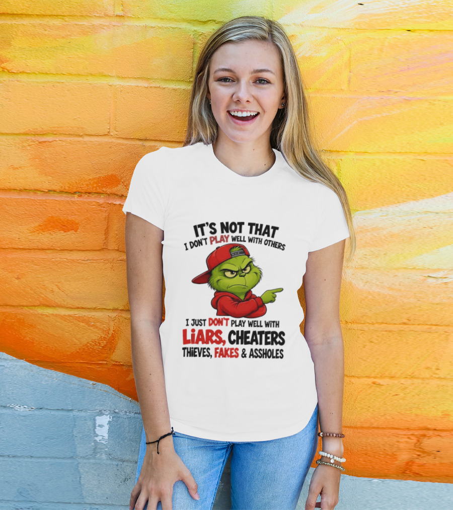 Grinch It's Not That I Don't Play Well With Others I Just Don't Play Well With Liars Cheaters Thieves Fakes & Assholes T-Shirt
