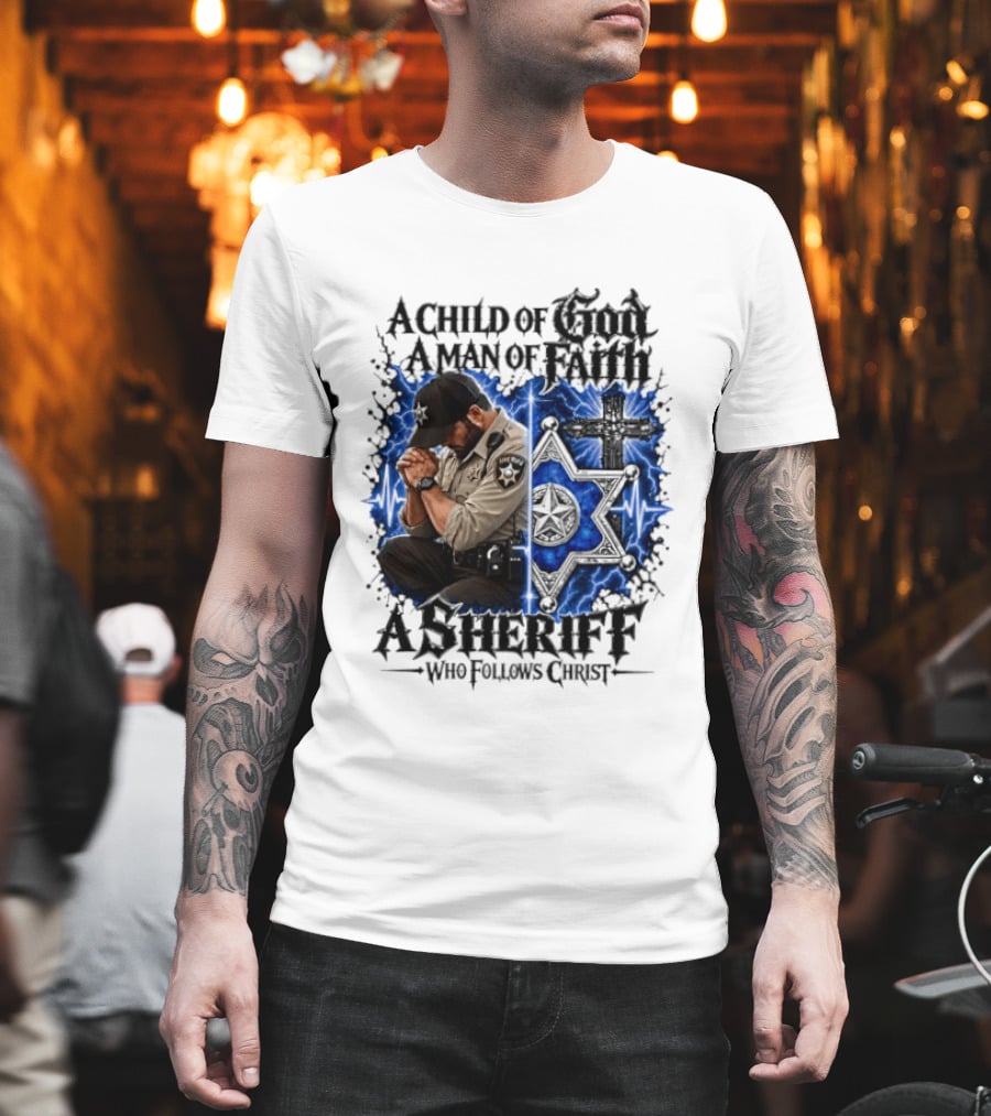 A Child Of God A Man Of Faith A Sheriff Who Follows Christ Praying Law Enforcement Christian Faith T-Shirt