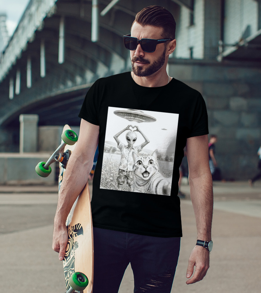 Alien And Cat Selfie UFO Extraterrestrial Meadow Scene T-Shirt