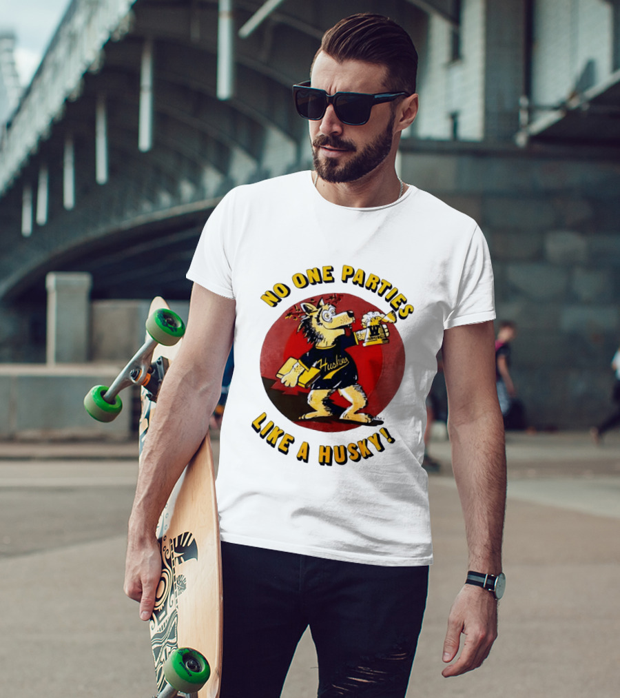 LB81 Wolf Drinking Beer And Carrying Book No One Parties Like A Husky Huskies T-Shirt
