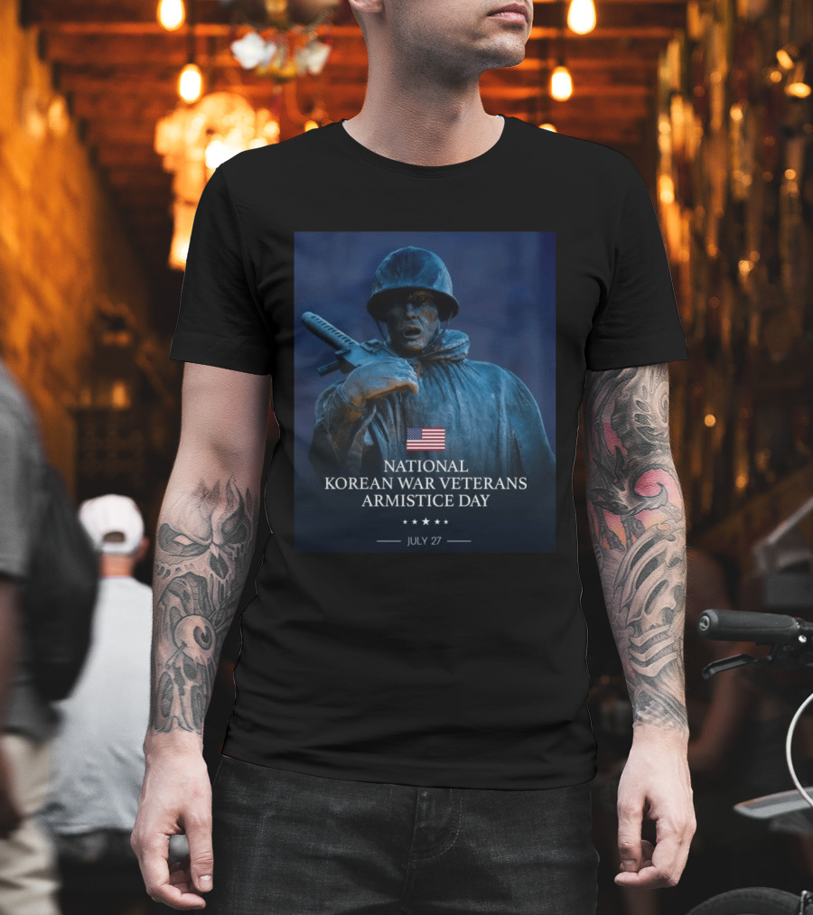 National Korean War Veterans Armistice Day July 27 Soldier Statue Display With American Flag T-Shirt