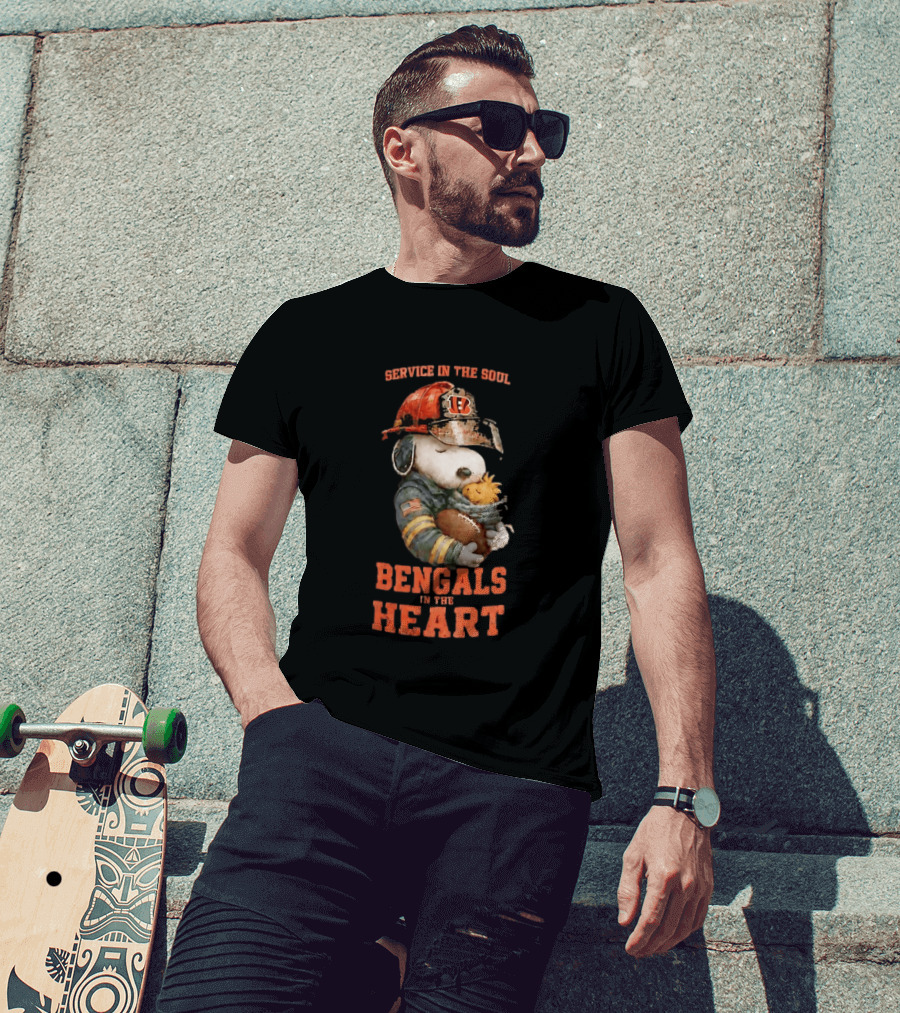Service In The Soul Bengals In The Heart Snoopy Cincinnati Bengals Firefighter Hugging Woodstock T-Shirt