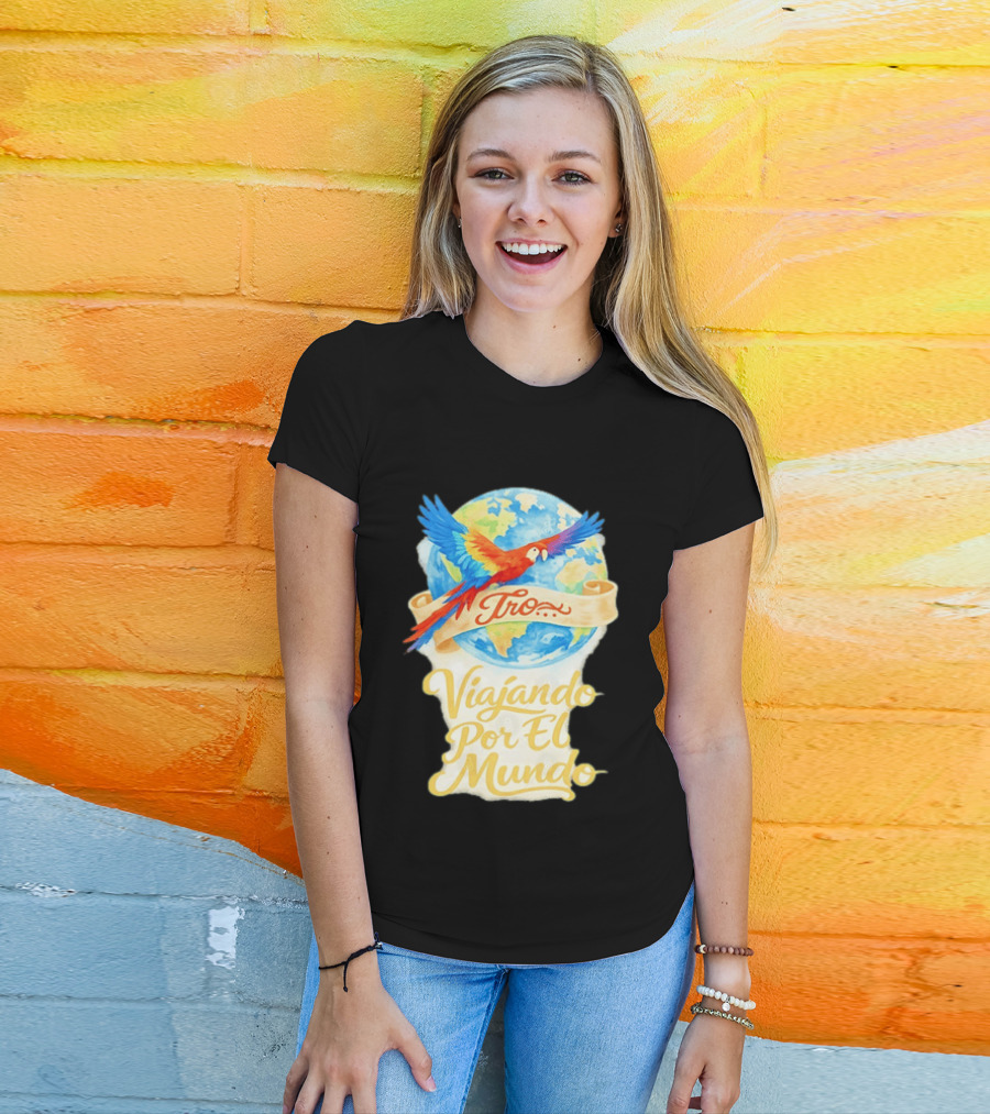 Tro Macaw Flying Across Globe Viaje Por El Mundo T-Shirt