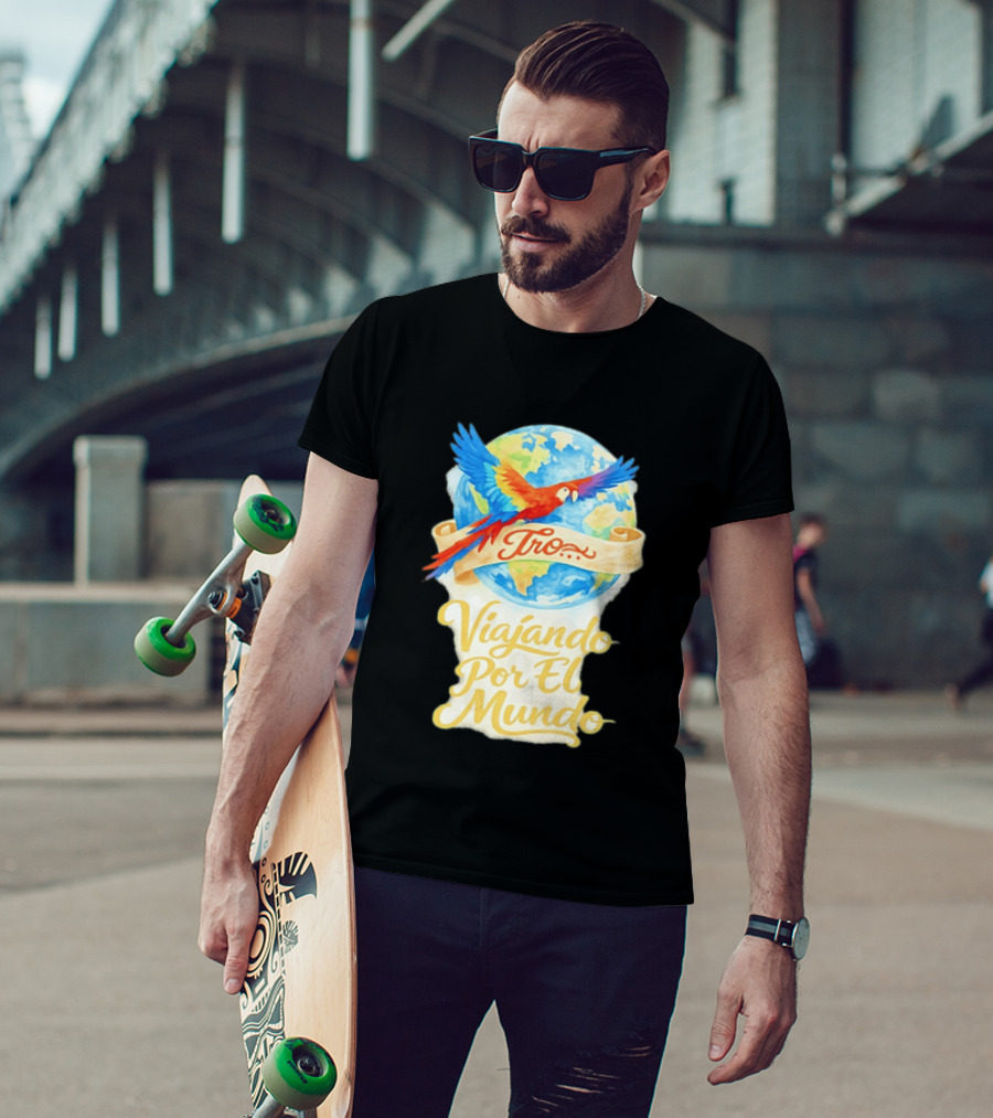 Tro Macaw Flying Across Globe Viaje Por El Mundo T-Shirt