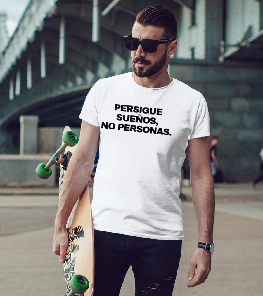 Persigue Sueños No Personas Motivational Spanish Phrase Chase Dreams T-Shirt