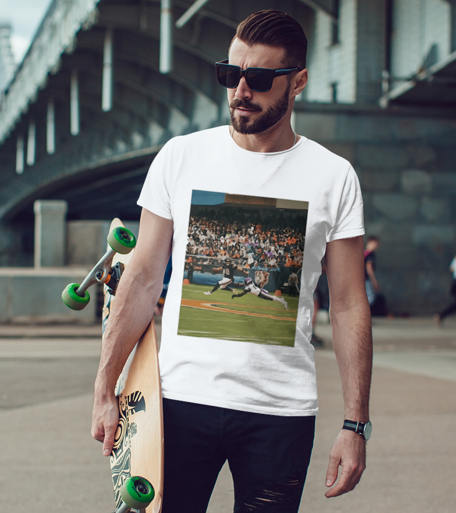 Chicago Bears Vs Minnesota Vikings NFL Game Action Sports Photo T-Shirt