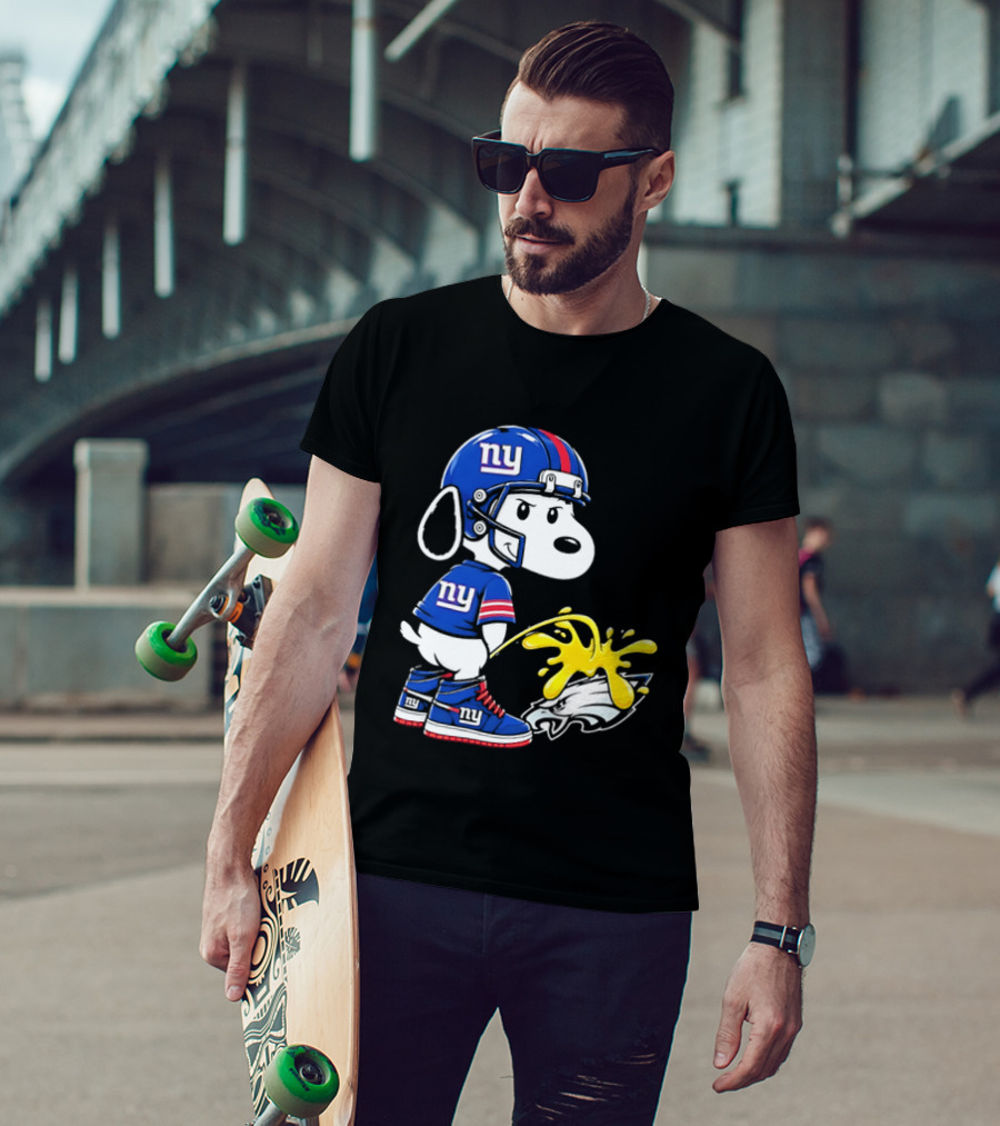 Snoopy New York Giants Pees On Philadelphia Eagles Rivalry T-Shirt