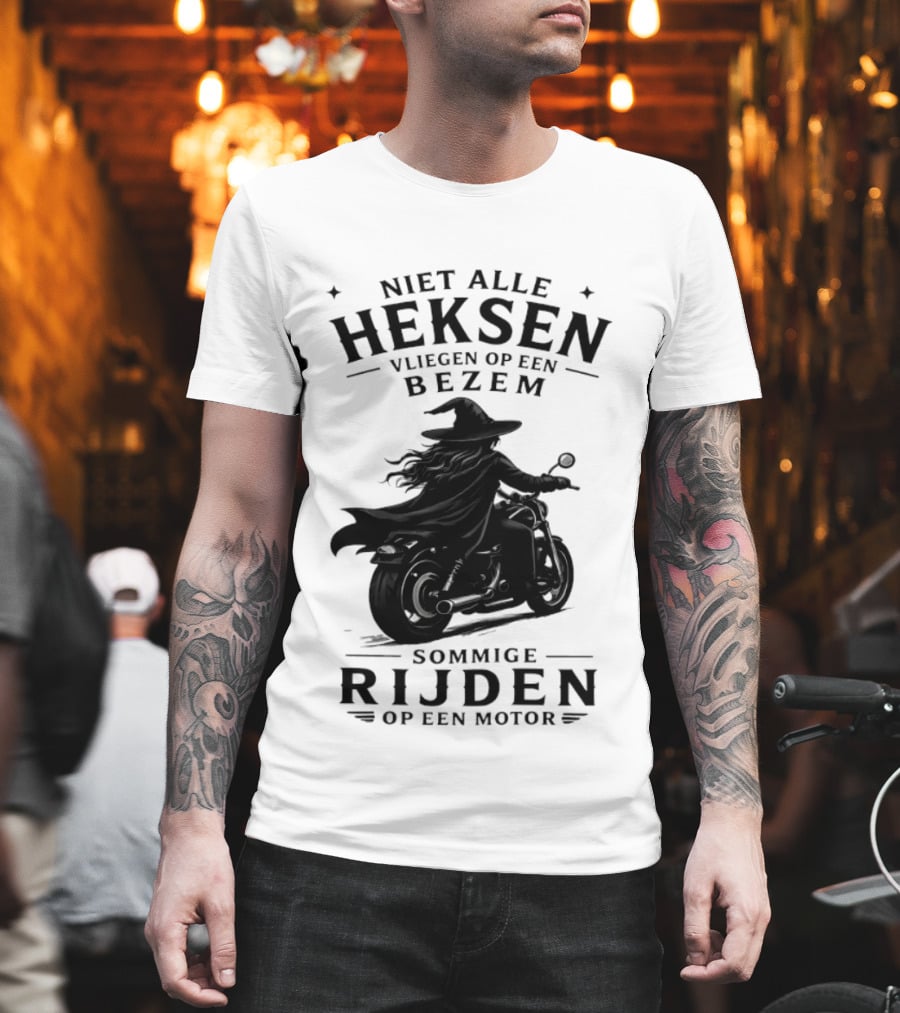 Niet Alle Heksen Vliegen Op Een Bezem Sommige Rijden Op Een Motor T-Shirt