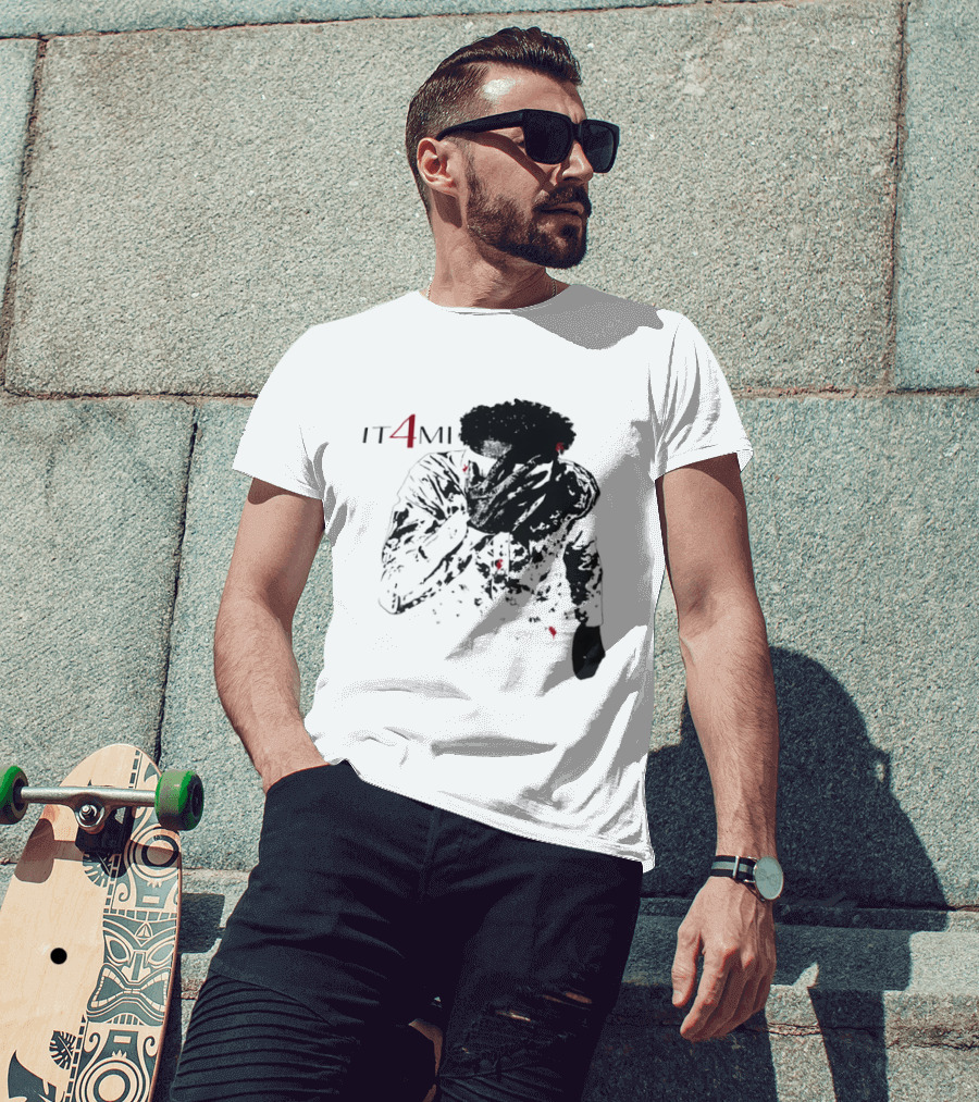 IT 4 MI Character Holding Face Visual T-Shirt