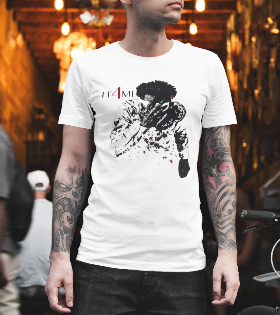IT 4 MI Character Holding Face Visual T-Shirt