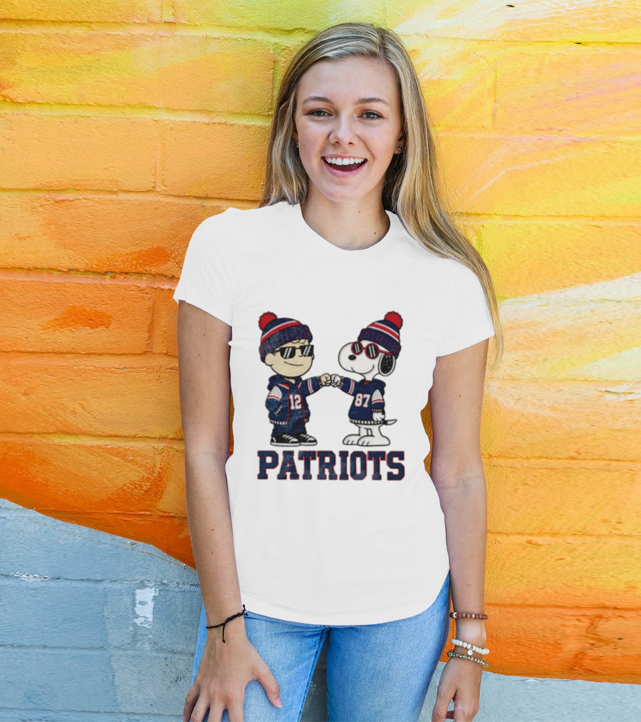 New England Patriots Charlie Brown Snoopy 12 87 Fan Gear T-Shirt