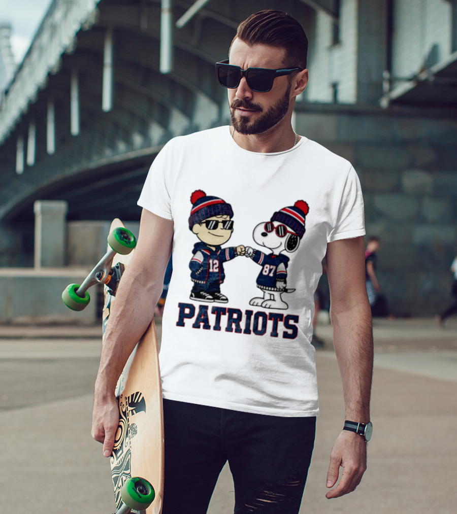 New England Patriots Charlie Brown Snoopy 12 87 Fan Gear T-Shirt