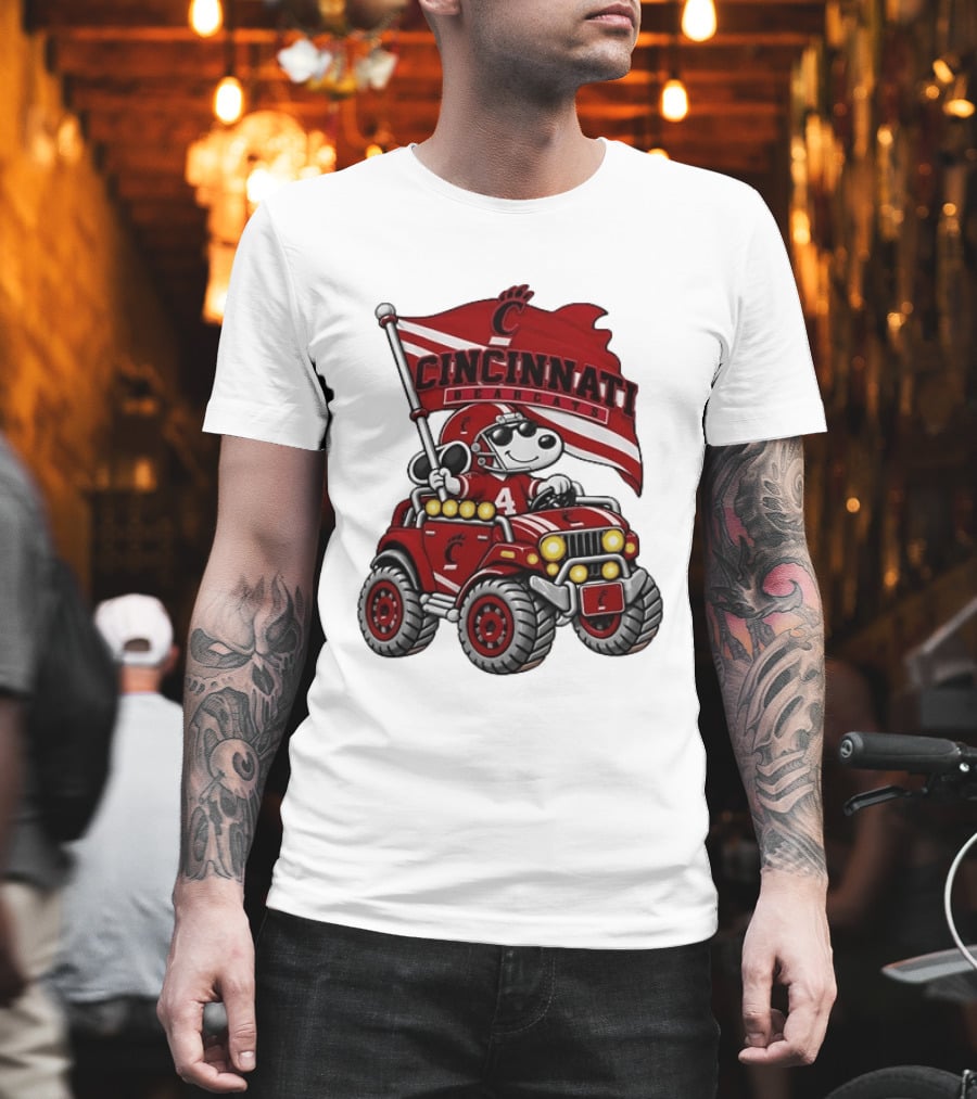 Cincinnati Bearcats Snoopy In Jeep Holding Flag Football T-Shirt