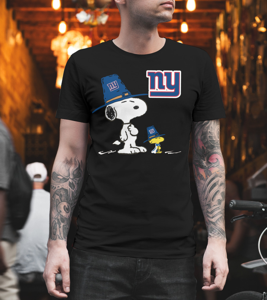 New York Giants Snoopy And Woodstock Pilgrim Hat Celebration T-Shirt