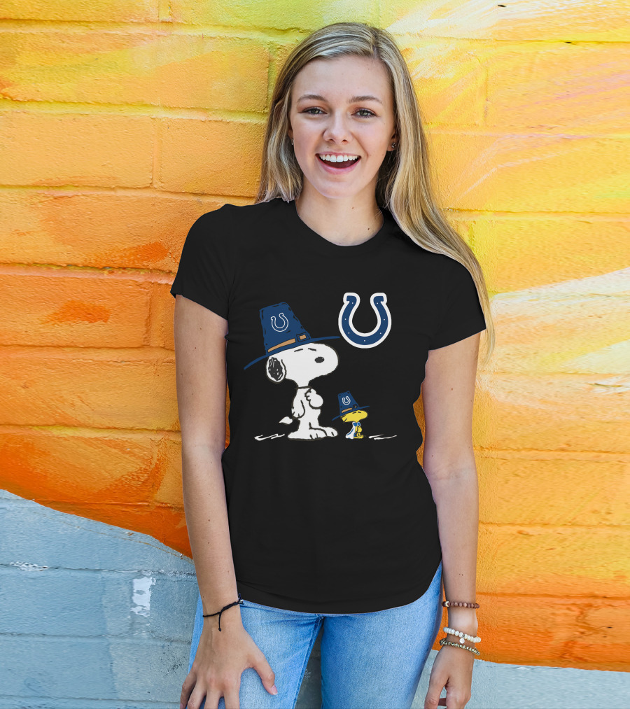 Colts Snoopy And Woodstock Wearing Pilgrim Hats With Indianapolis Colts Horseshoe T-Shirt