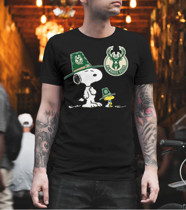 Milwaukee Bucks Snoopy Woodstock Pilgrim Hats T-Shirt Milwaukee Bucks Snoopy Woodstock Pilgrim Hats T-Shirt