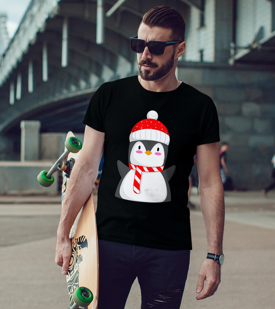 Pinguine Christmas Winter Penguin With Red Snowy Hat And Striped Scarf T-Shirt