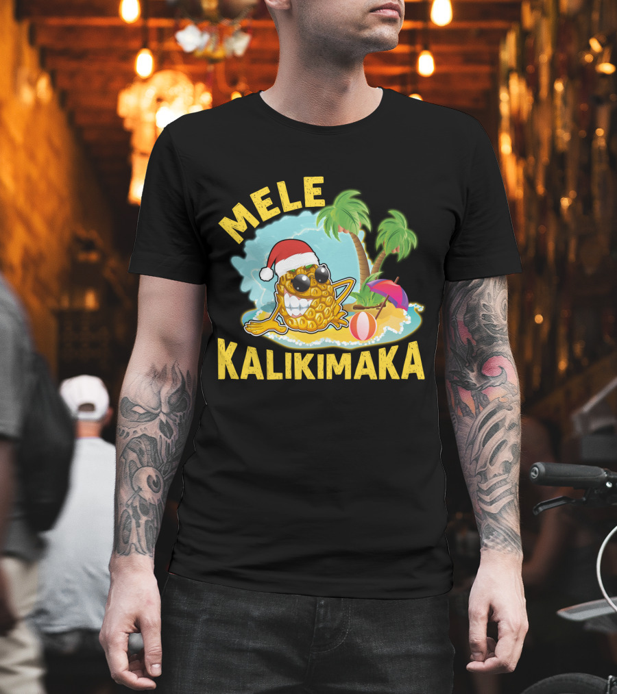 Mele Kalikimaka Hawaiian Pineapple with Santa Hat Tropical Christmas Vibes T-Shirt