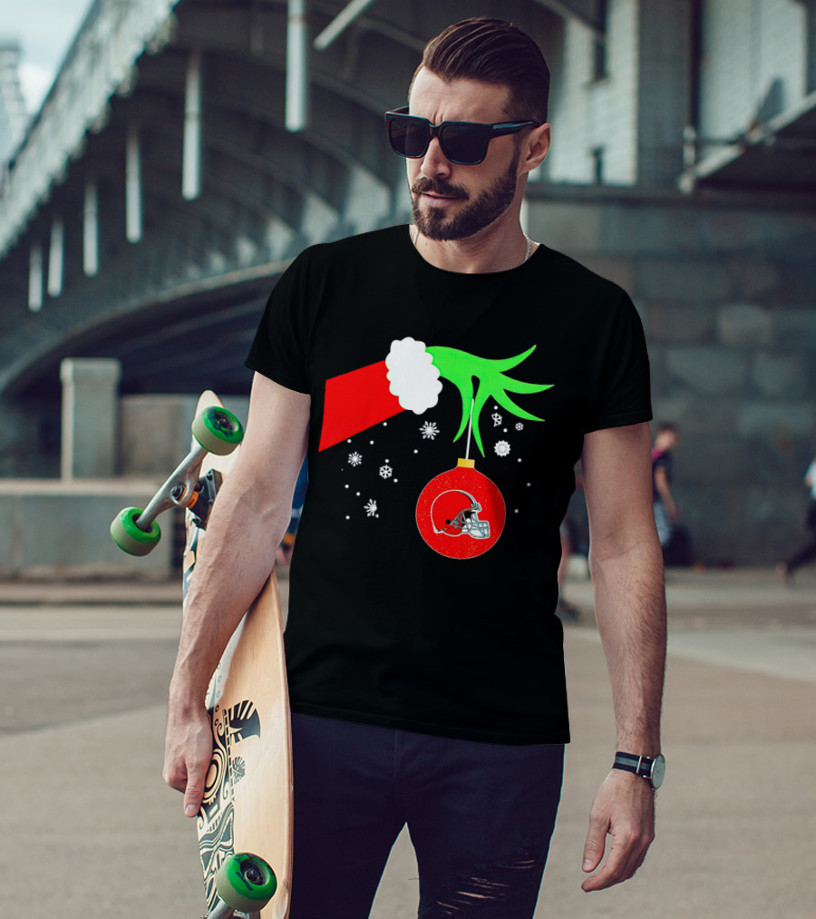 The Grinch Holding Cleveland Browns Ornament With Snowflakes T-Shirt