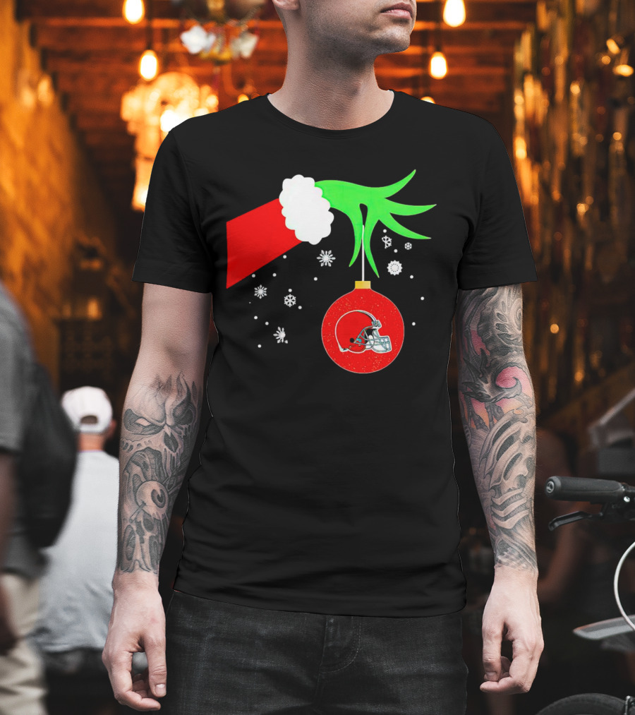 The Grinch Holding Cleveland Browns Ornament With Snowflakes T-Shirt