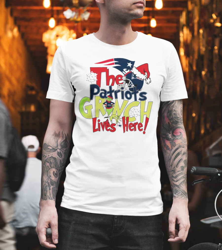 The New England Patriots Grinch Lives Here Christmas Santa Hat T-Shirt