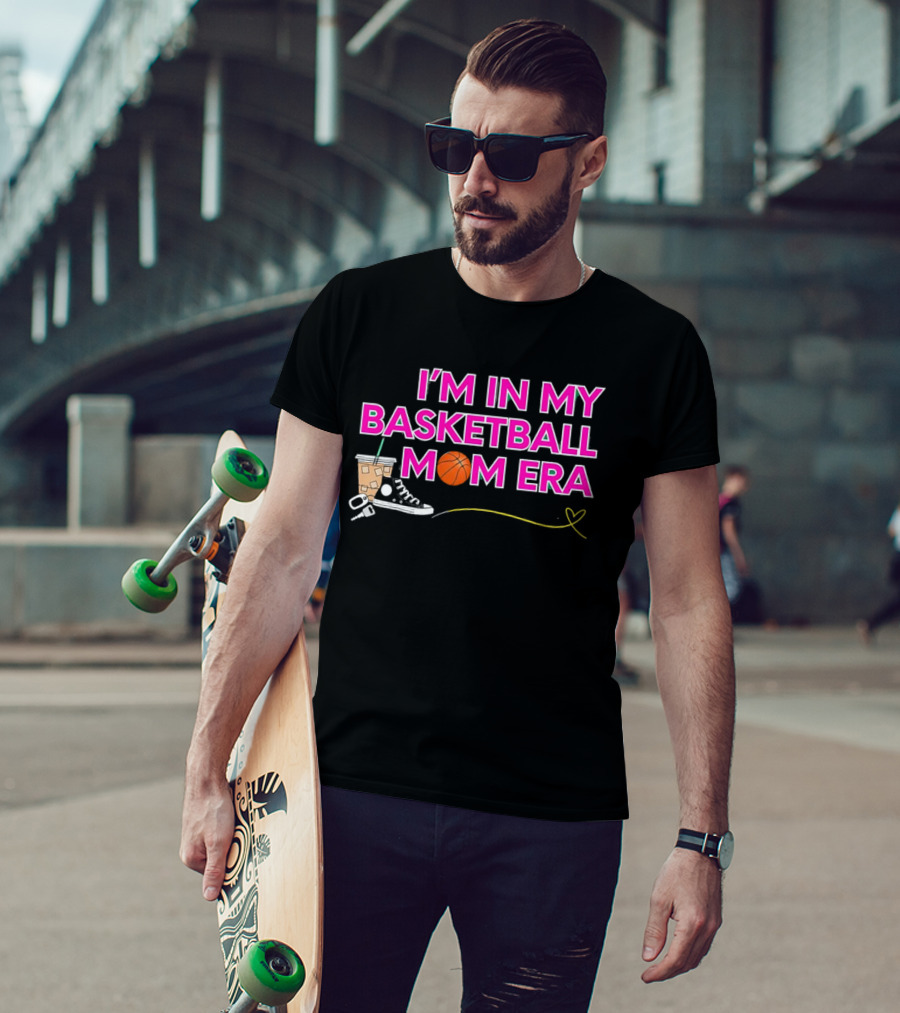 I'm In My Basketball Mom Era Sneakers Coffee Schlüsselbund Herz T-Shirt