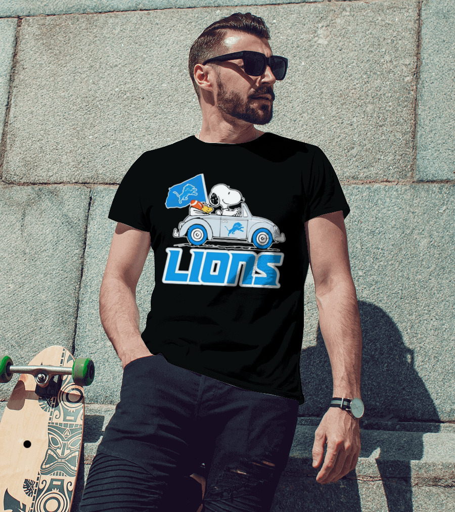 Snoopy And Woodstock In Car With Detroit Lions Flag T-Shirt