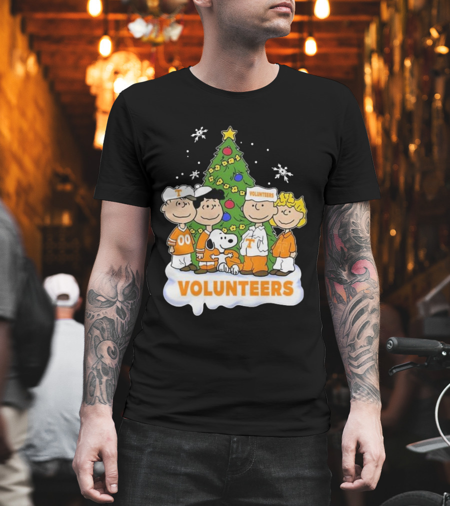 Tennessee Volunteers Snoopy And Friends Christmas Tree T-Shirt