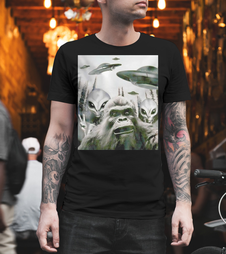 Bigfoot Aliens Selfie UFO Forest Adventure T-Shirt