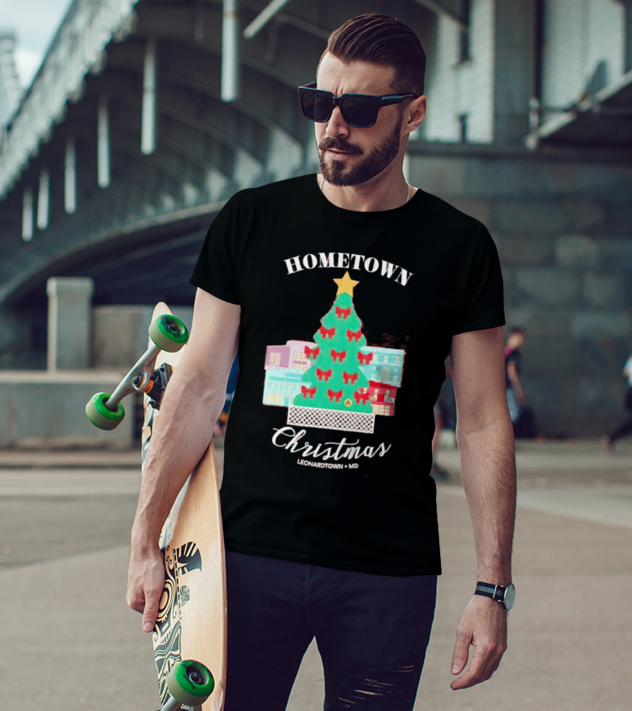 Hometown Christmas Leonardtown MD Christmas Tree With Red Bows And Star T-Shirt