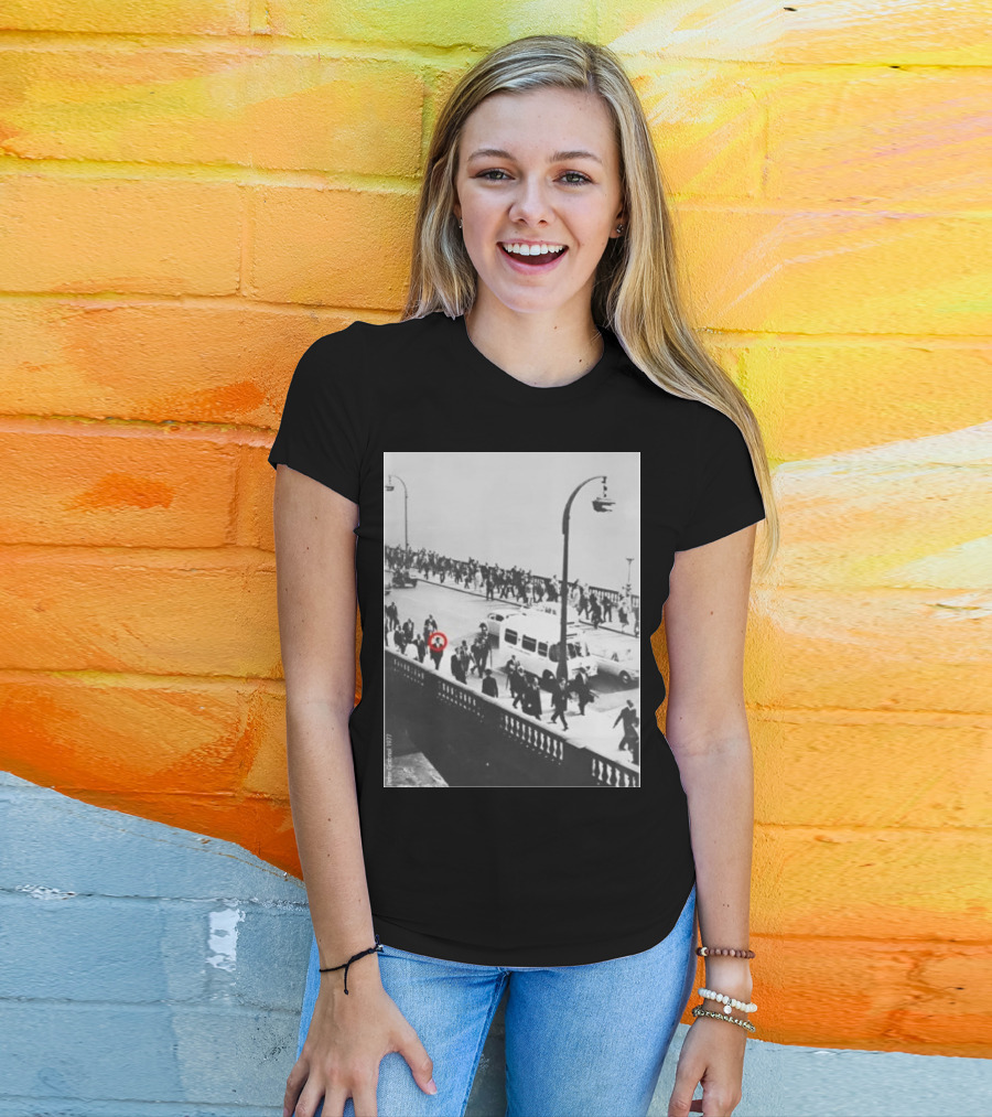 Peter Gabriel In 1977 Urban Crowd With Red Circle Highlight T-Shirt
