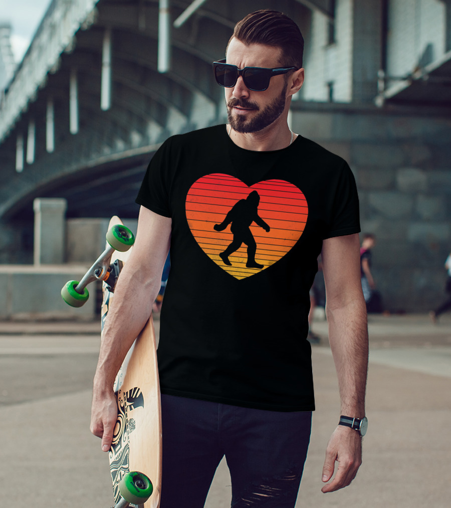 I Heart Bigfoot Sasquatch Funny Valentin Sunset T-Shirt