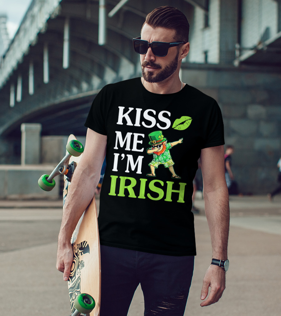 Kiss Me I'm Irish Leprechaun Dabbing Green Hat And Beard T-Shirt