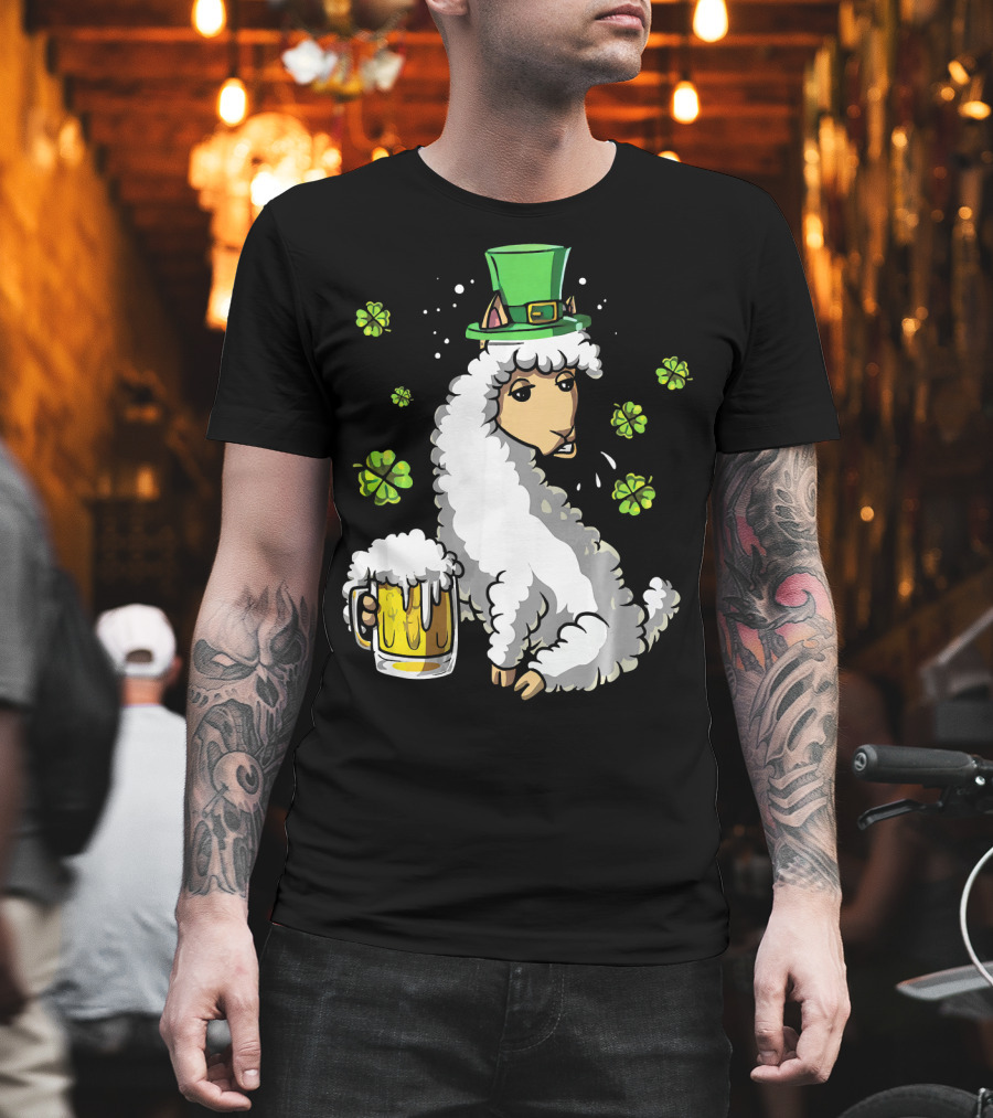 Leprechaun Llama Alpaca St Patrick's Day Beer Holding Clover Shamrock T-Shirt