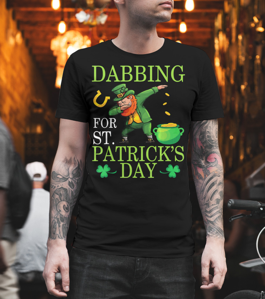 Dabbing Leprechaun Sprinkling Gold For St. Patrick's Day T-Shirt