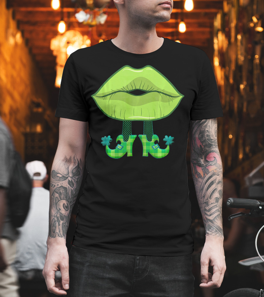 Kiss Lips Green Leprechaun Shoes Plaid Pattern St. Patrick's Day T-Shirt