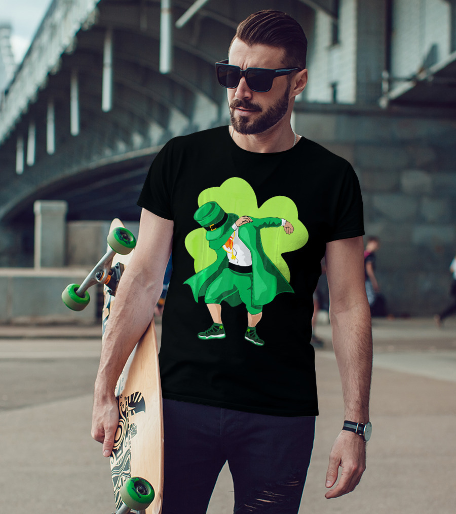 St. Patrick's Day Dabbing Leprechaun With Shamrock Background T-Shirt